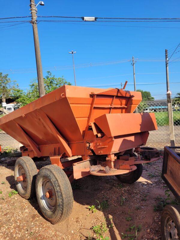 Carreta distribuidora de calcário marca Baldan , 6 metros cúbicos